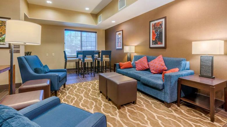 <b>Comfort Inn & Suites Lobby</b>. Images powered by <a href="https://iceportal.shijigroup.com/" title="IcePortal" target="_blank">IcePortal</a>.