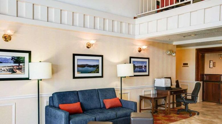 <b>Comfort Inn-Redding Lobby</b>. Images powered by <a href="https://iceportal.shijigroup.com/" title="IcePortal" target="_blank">IcePortal</a>.