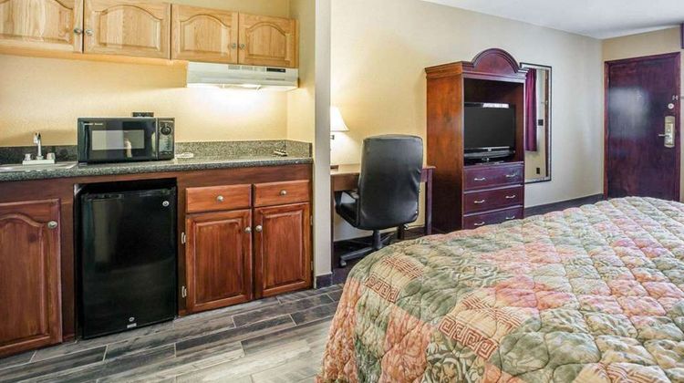 Quality Inn & Suites Suite