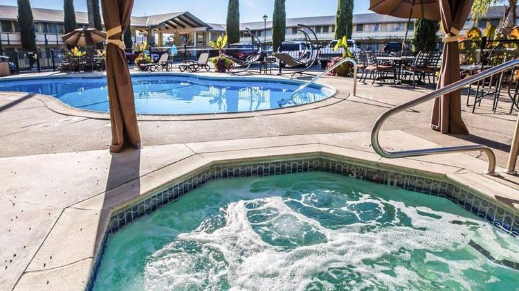 Quality Inn & Suites Pool