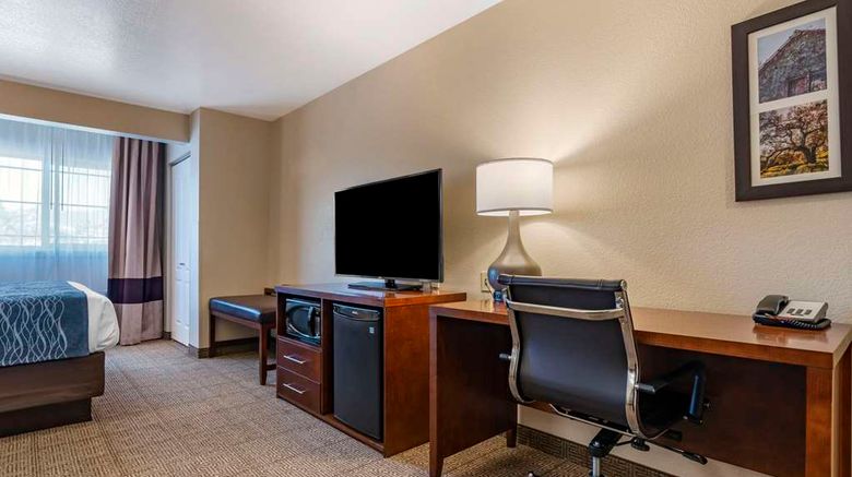 <b>Comfort Inn & Suites Suite</b>. Images powered by <a href="https://iceportal.shijigroup.com/" title="IcePortal" target="_blank">IcePortal</a>.
