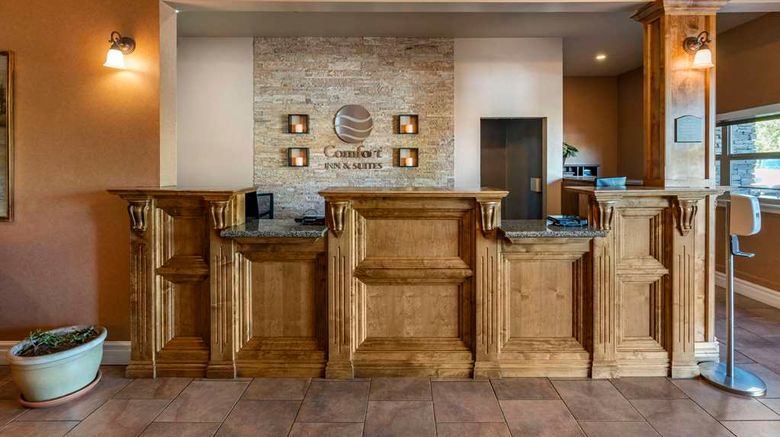 <b>Comfort Inn & Suites Lobby</b>. Images powered by <a href="https://iceportal.shijigroup.com/" title="IcePortal" target="_blank">IcePortal</a>.