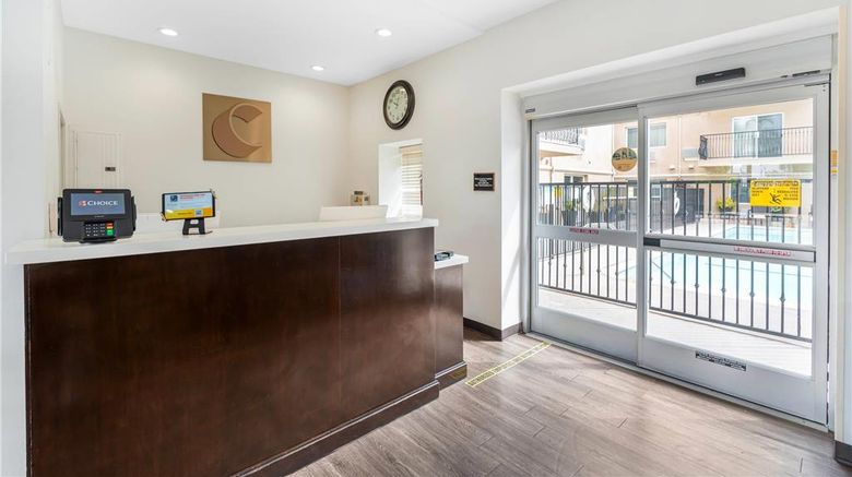 <b>Comfort Inn Cockatoo near LAX Airport Lobby</b>. Images powered by <a href="https://iceportal.shijigroup.com/" title="IcePortal" target="_blank">IcePortal</a>.
