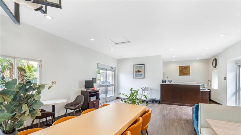 <b>Comfort Inn Cockatoo near LAX Airport Lobby</b>. Images powered by <a href="https://iceportal.shijigroup.com/" title="IcePortal" target="_blank">IcePortal</a>.