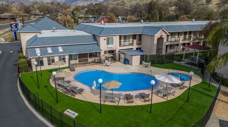<b>Comfort Inn & Suites Sequoia Kings Canyn Pool</b>. Images powered by <a href="https://iceportal.shijigroup.com/" title="IcePortal" target="_blank">IcePortal</a>.