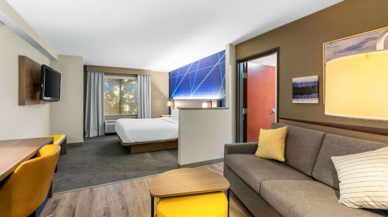 <b>Comfort Suites Vacaville Suite</b>. Images powered by <a href="https://iceportal.shijigroup.com/" title="IcePortal" target="_blank">IcePortal</a>.