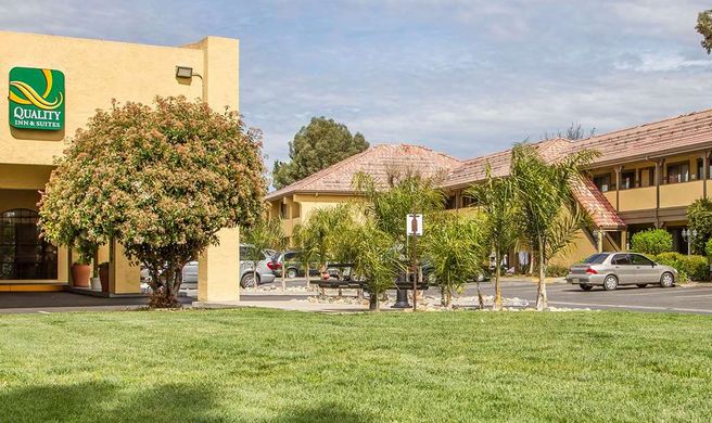 Quality Inn & Suites Exterior