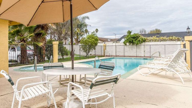Quality Inn & Suites Pool