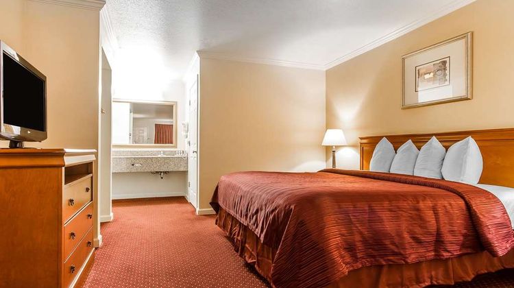 Quality Inn & Suites Suite