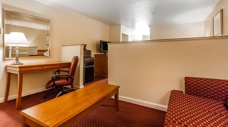 Quality Inn & Suites Suite