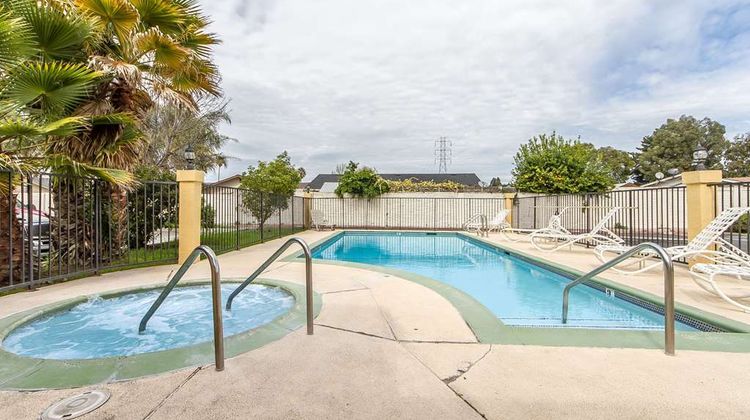 Quality Inn & Suites Pool