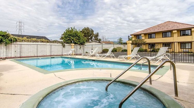Quality Inn & Suites Pool