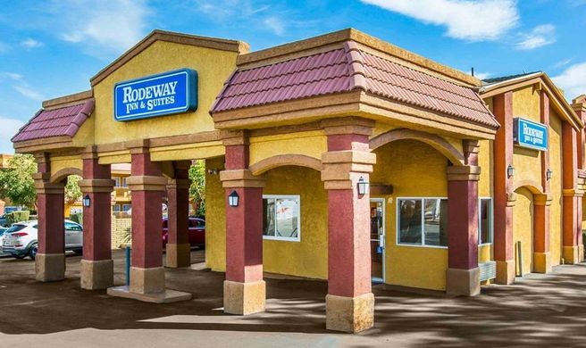 Rodeway Inn & Suites  Corona Exterior