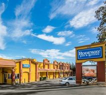 Rodeway Inn & Suites  Corona Exterior