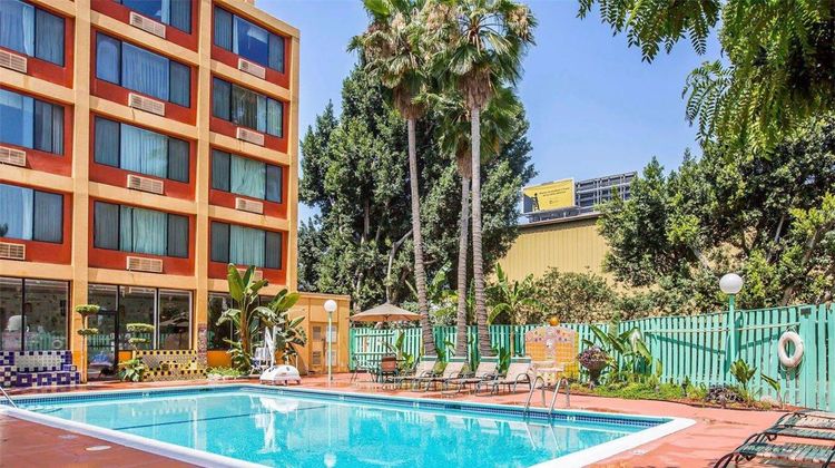 Quality Inn & Suites Montebello Pool