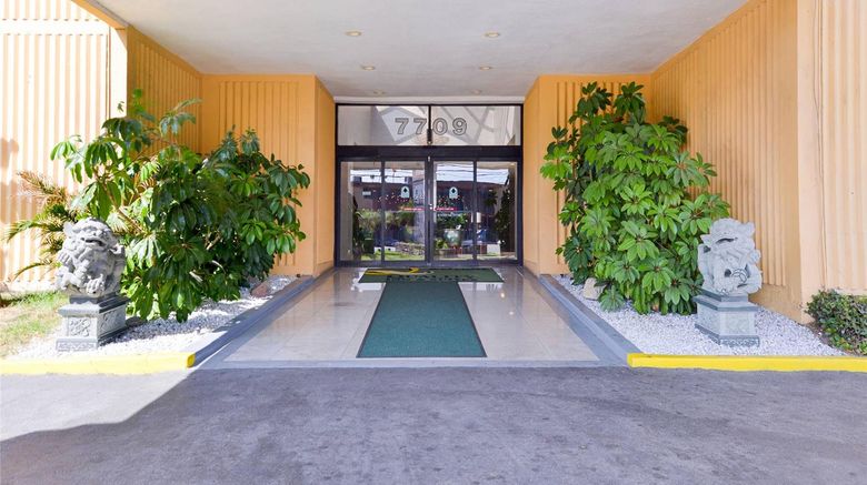 <b>Quality Inn & Suites Montebello Exterior</b>. Images powered by <a href="https://iceportal.shijigroup.com/" title="IcePortal" target="_blank">IcePortal</a>.
