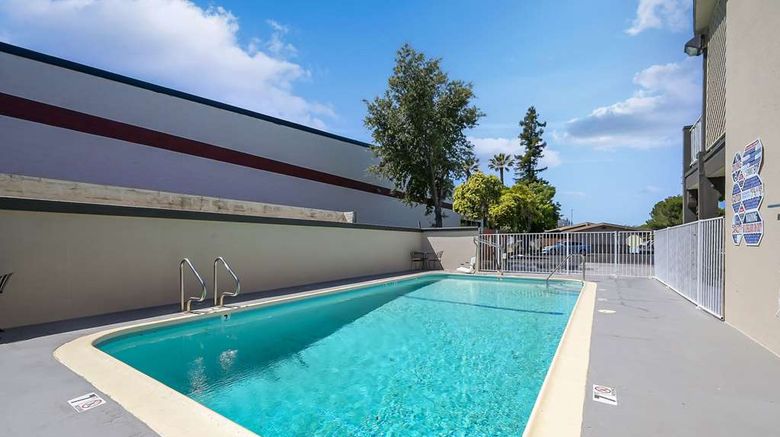 <b>Econo Lodge Pool</b>. Images powered by <a href="https://iceportal.shijigroup.com/" title="IcePortal" target="_blank">IcePortal</a>.