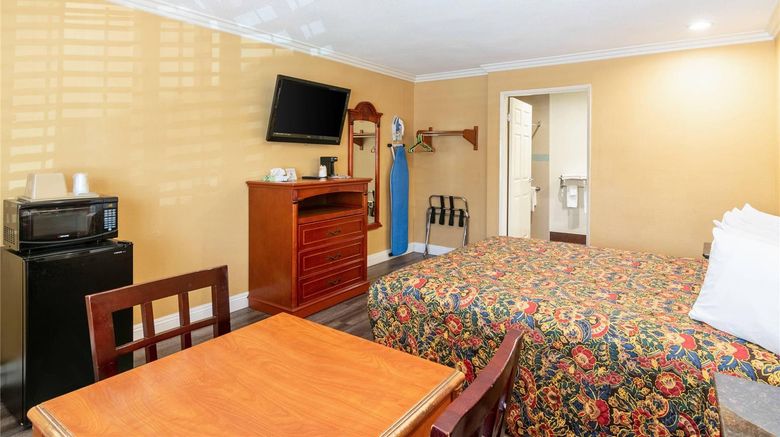 <b>Rodeway Inn Room</b>. Images powered by <a href="https://iceportal.shijigroup.com/" title="IcePortal" target="_blank">IcePortal</a>.
