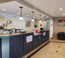 Quality Inn & Suites Anaheim at the Park Lobby