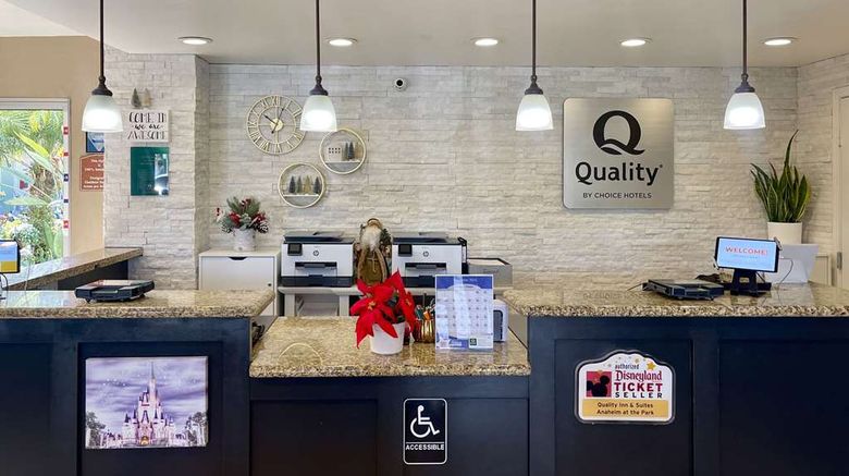 <b>Quality Inn & Suites Anaheim at the Park Lobby</b>. Images powered by <a href="https://iceportal.shijigroup.com/" title="IcePortal" target="_blank">IcePortal</a>.