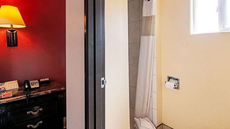 Econo Lodge Long Beach Room