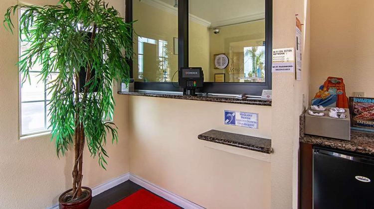 Econo Lodge Long Beach Lobby