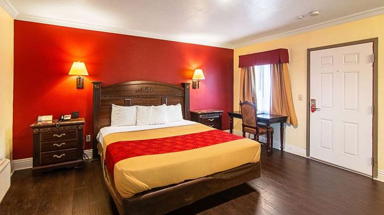 Econo Lodge Long Beach Room