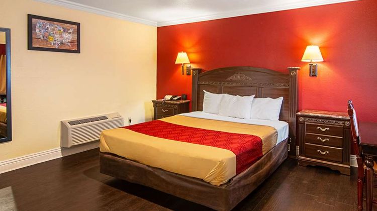 Econo Lodge Long Beach Room