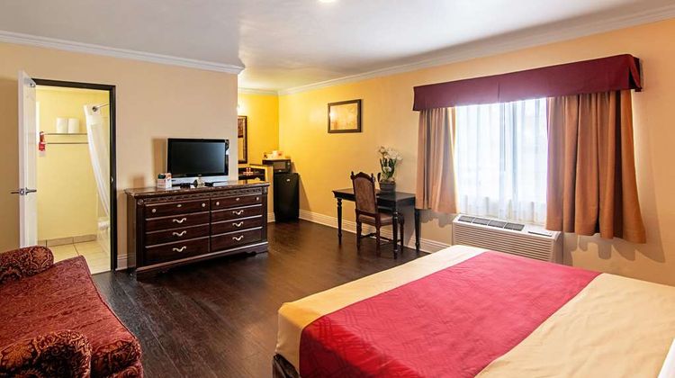 Econo Lodge Long Beach Suite