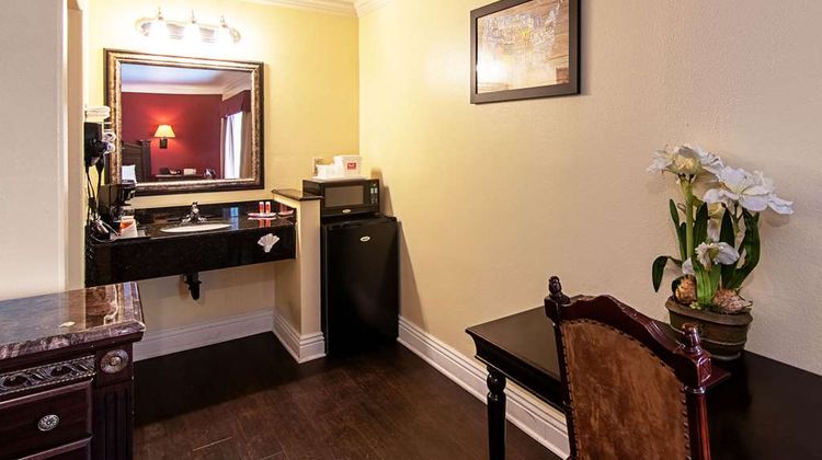Econo Lodge Long Beach Suite