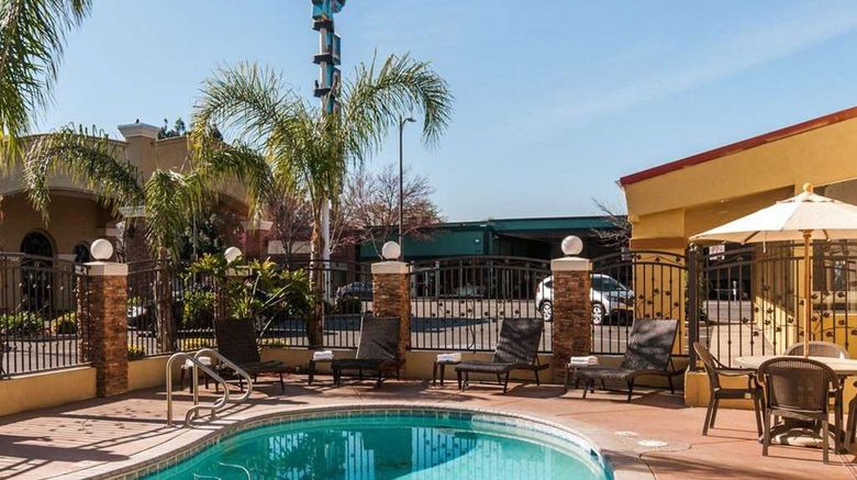 <b>Quality Inn Pool</b>. Images powered by <a href="https://iceportal.shijigroup.com/" title="IcePortal" target="_blank">IcePortal</a>.