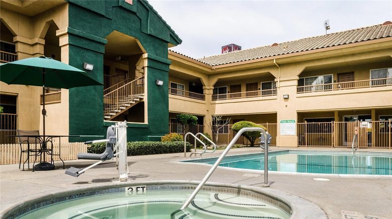 <b>Quality Inn Suites Hotel Pool</b>. Images powered by <a href="https://iceportal.shijigroup.com/" title="IcePortal" target="_blank">IcePortal</a>.