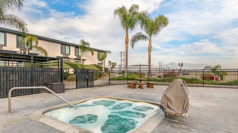 <b>Comfort Inn & Suites San Bernardino Pool</b>. Images powered by <a href="https://iceportal.shijigroup.com/" title="IcePortal" target="_blank">IcePortal</a>.