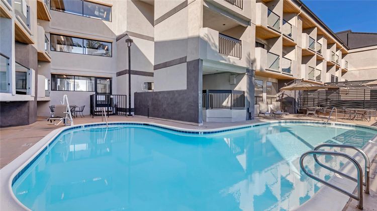 Comfort Inn & Suites Irvine Spectrum Pool