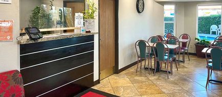 Econo Lodge Inn & Suites Lobby
