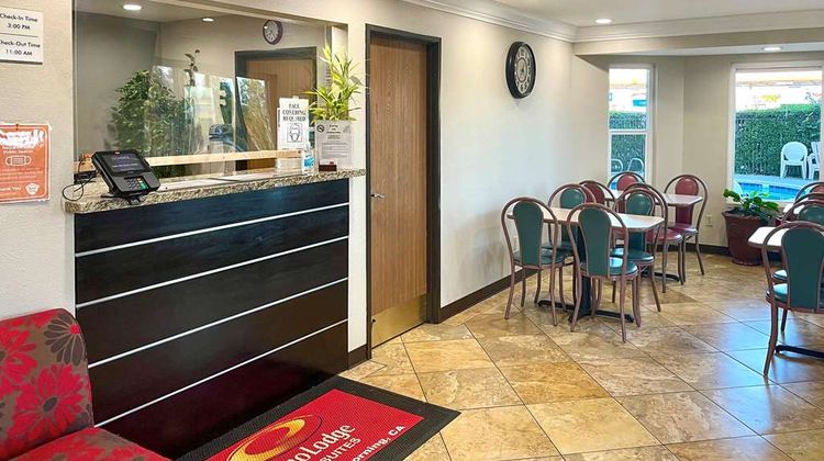 Econo Lodge Inn & Suites Lobby