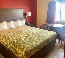 Econo Lodge Inn & Suites Room