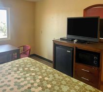Econo Lodge Inn & Suites Room