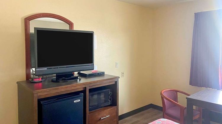 Econo Lodge Inn & Suites Suite