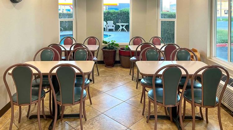 Econo Lodge Inn & Suites Restaurant