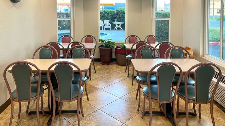 <b>Econo Lodge Inn & Suites Restaurant</b>. Images powered by <a href="https://iceportal.shijigroup.com/" title="IcePortal" target="_blank">IcePortal</a>.