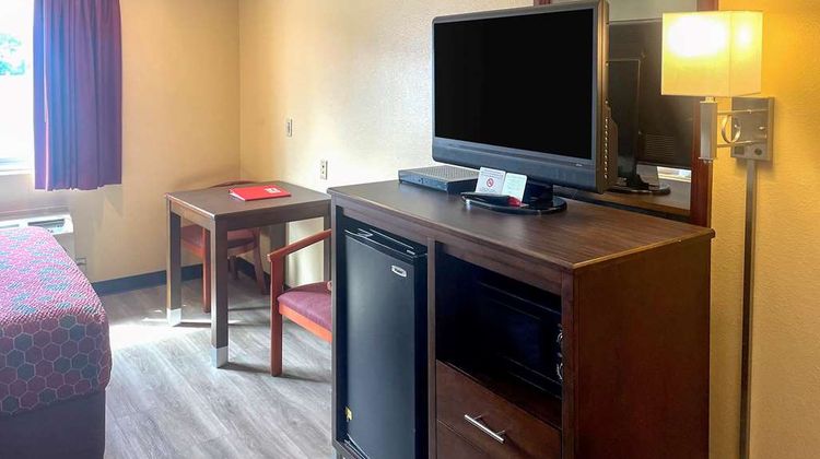 Econo Lodge Inn & Suites Room