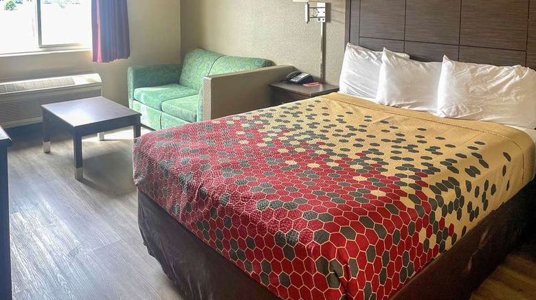 <b>Econo Lodge Inn & Suites Suite</b>. Images powered by <a href="https://iceportal.shijigroup.com/" title="IcePortal" target="_blank">IcePortal</a>.