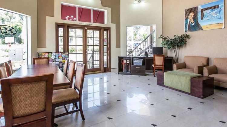 Econo Lodge Inn & Suites Downtown Lobby