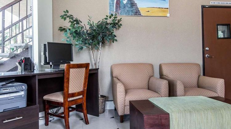 Econo Lodge Inn & Suites Downtown Lobby