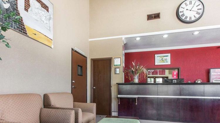 Econo Lodge Inn & Suites Downtown Lobby