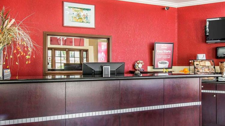 Econo Lodge Inn & Suites Downtown Lobby