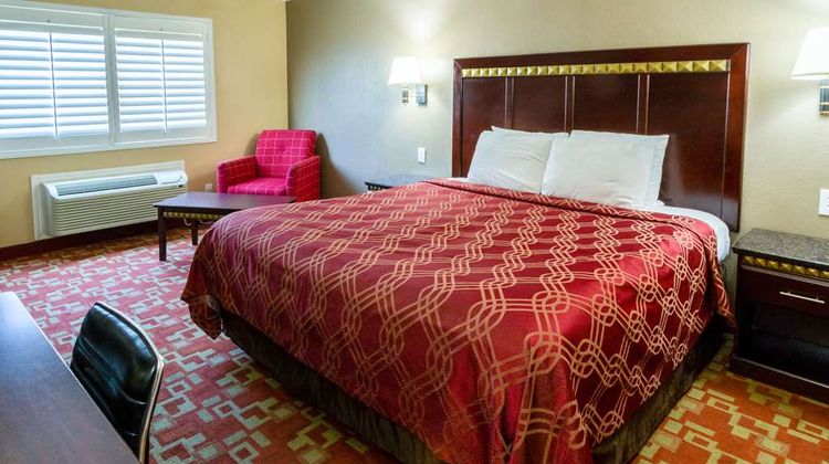 Econo Lodge Inn & Suites Downtown Room