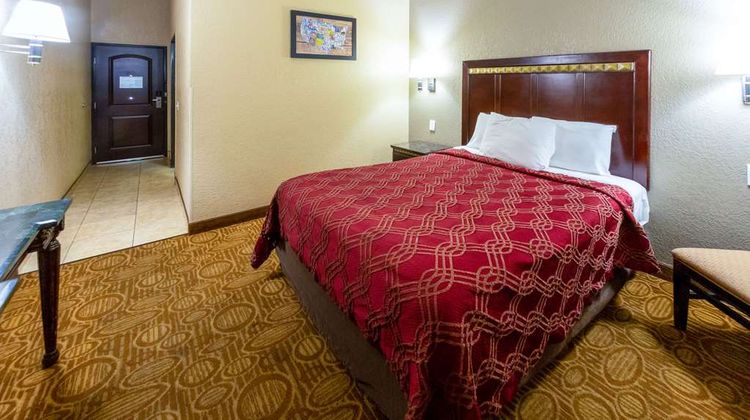 Econo Lodge Inn & Suites Downtown Room