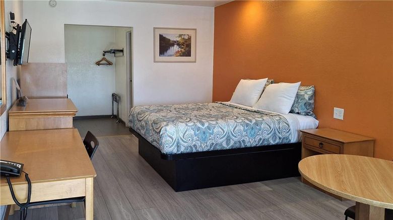 <b>Rodeway Inn - Alameda/Oakland Room</b>. Images powered by <a href="https://iceportal.shijigroup.com/" title="IcePortal" target="_blank">IcePortal</a>.